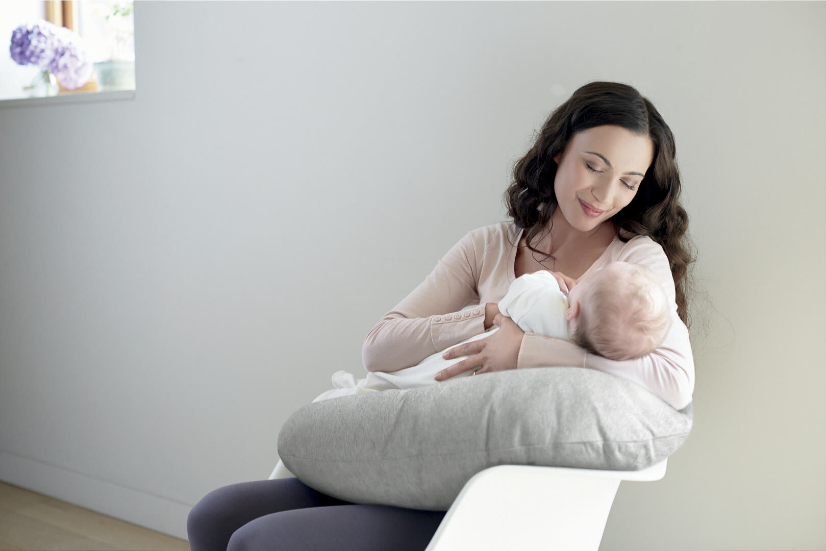 Nursing Pillow - Soft Grey image number 3
