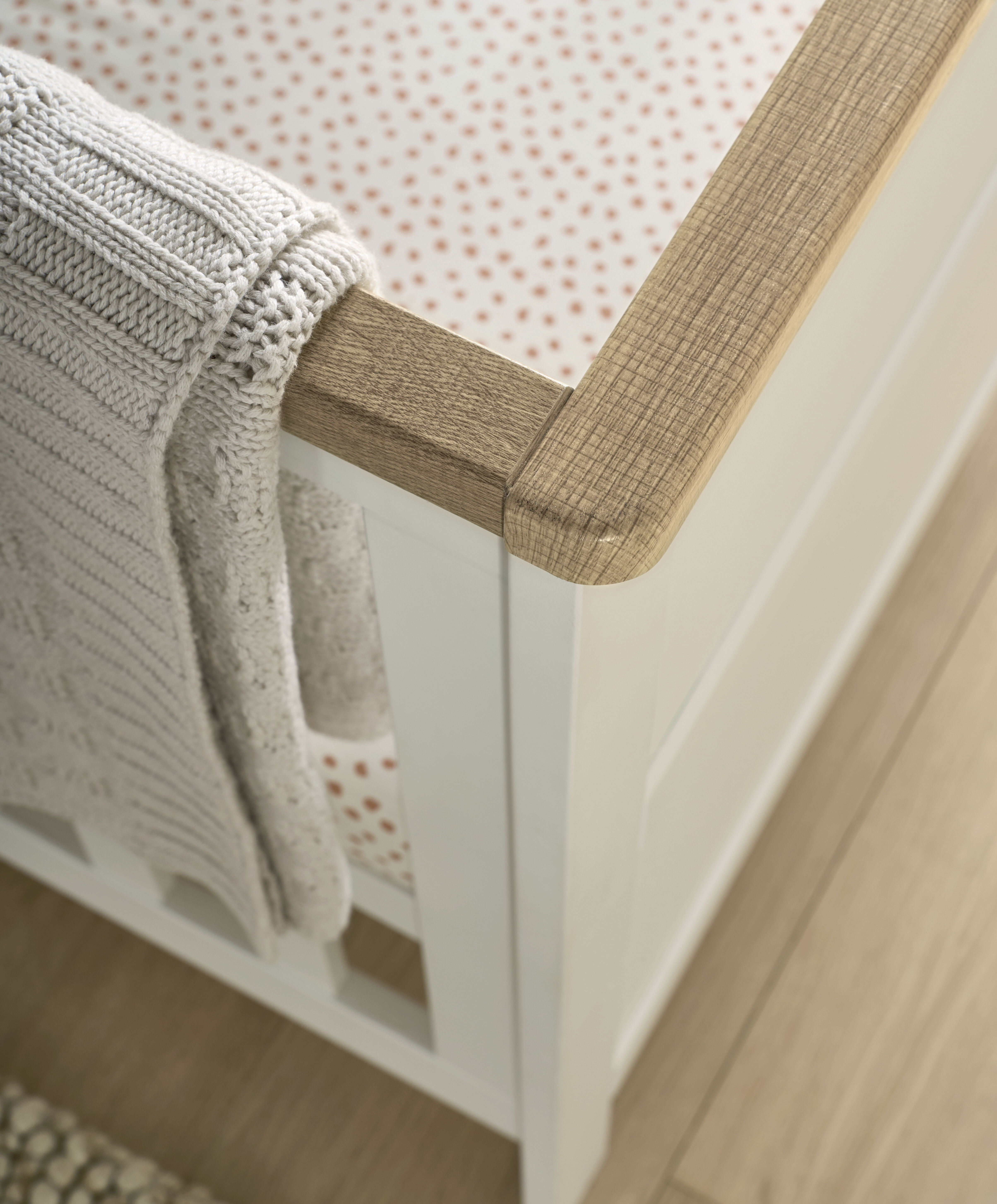 Wedmore Cotbed - White/Oak image number 2