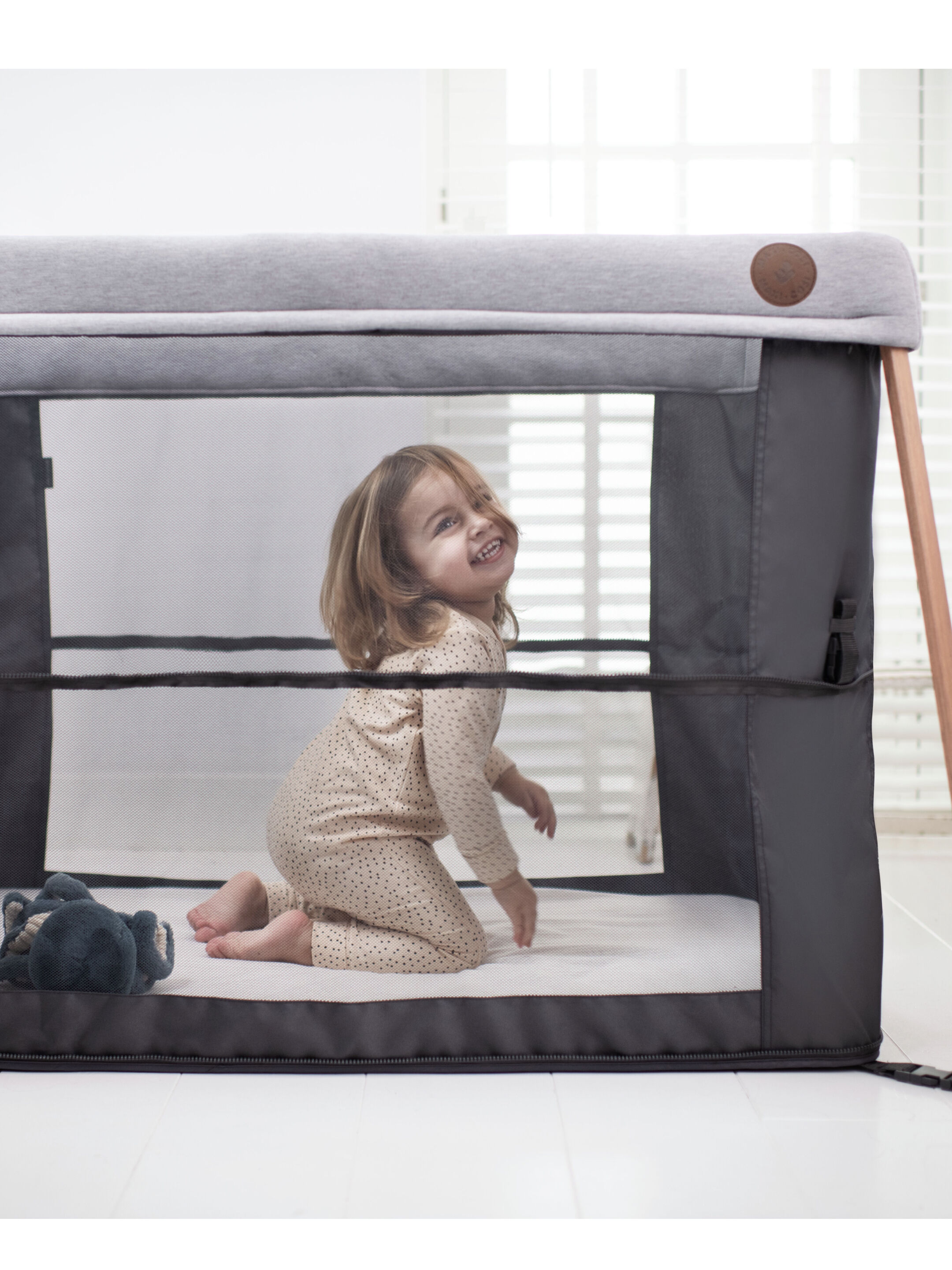 Maxi-Cosi Iris 2-in-1 Travel Cot - Graphite image number 4