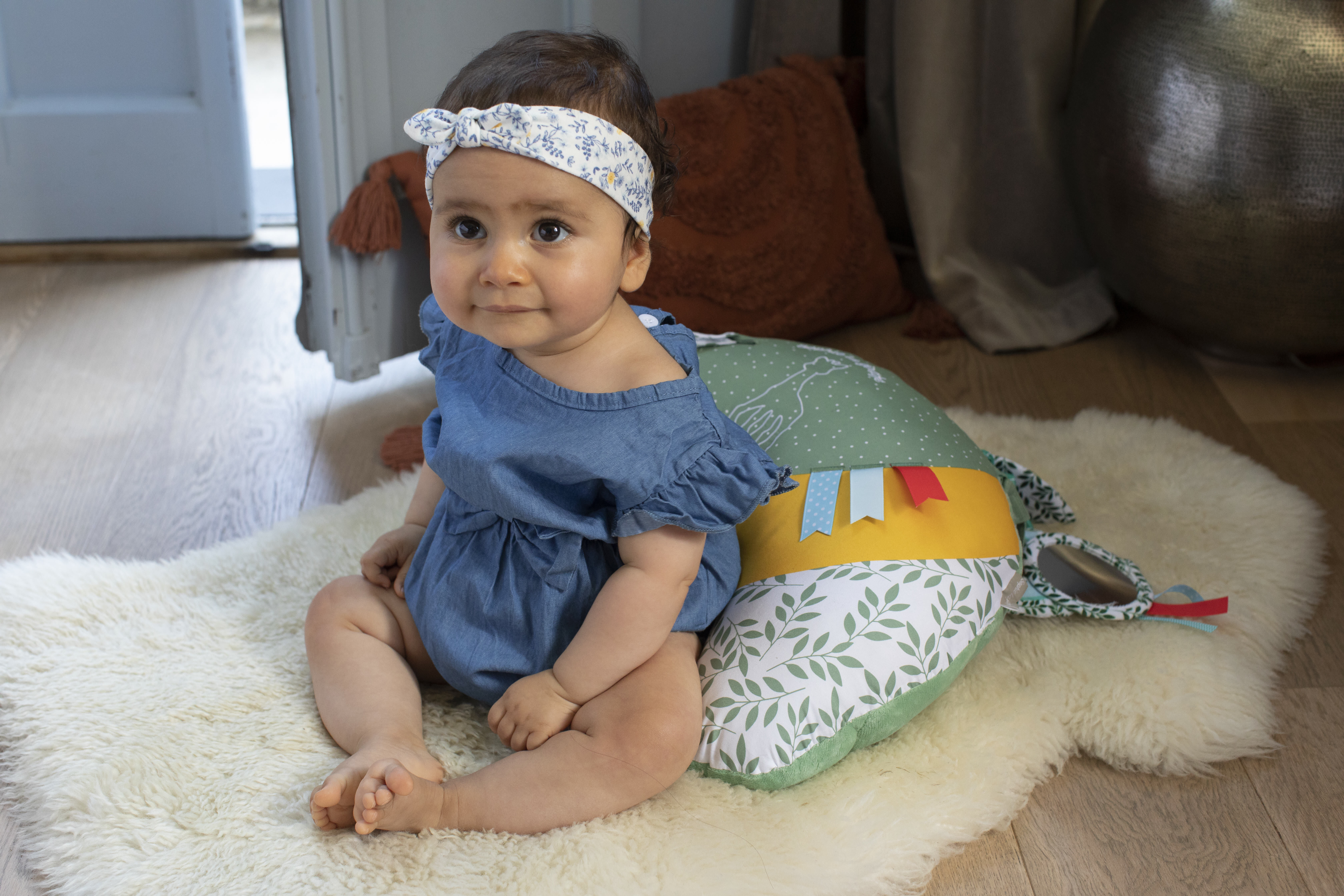 Sophie La Girafe Cosy Play Cushion image number 9
